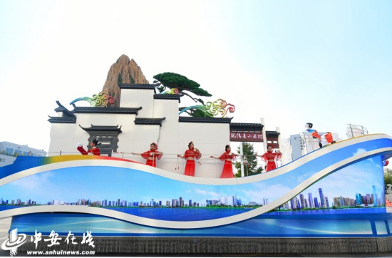 “美好安徽”彩车：展现多姿多彩的徽风皖韵，奏响争当改革先锋的时代强音